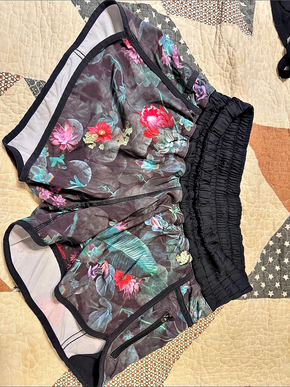 Lululemon Short V *4" Floral shorts Black & Green Size 8